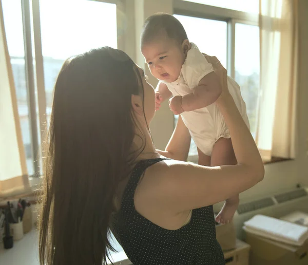 Anne kucağında yeni doğmuş bir bebek — Stok fotoğraf