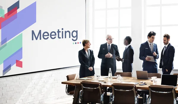 Toplantı salonunun içinde iş adamları — Stok fotoğraf
