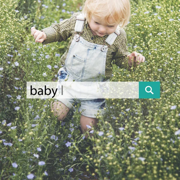 Ragazzo in denim camminando complessivamente in campo — Foto Stock