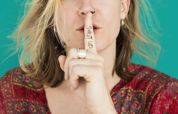 Mulher gesticulando quieto com o dedo — Fotografia de Stock