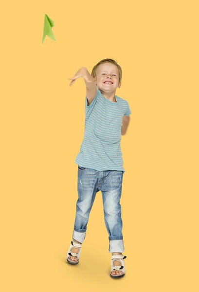 Boy spouštějící papíru palne — Stock fotografie
