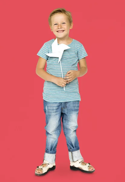 Хлопчик з іграшковим вітряком — стокове фото