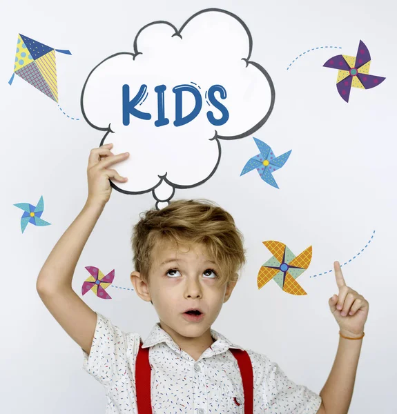 Kid holding paper speech bubble — Stock Photo, Image