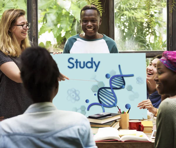 Grupp av studenters lärande tillsammans — Stockfoto