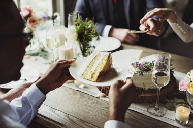 Gelin ve damat pasta kesiyor. 