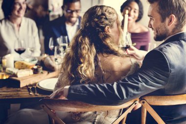 İnsanlar düğün masada kutlamak 