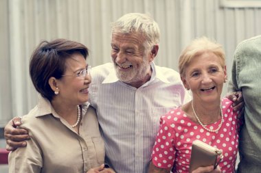 şık üst düzey insanların önünde gri duvar