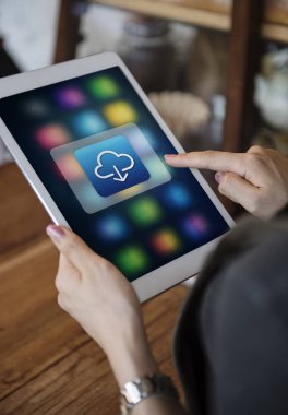 Dijital tablet kullanan kişi 