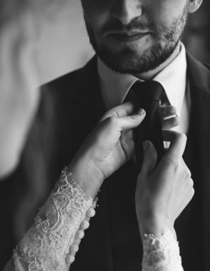 Gelin Damat giyinmek Yardım