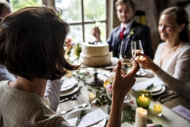 İnsanlar düğün masada kutlamak 