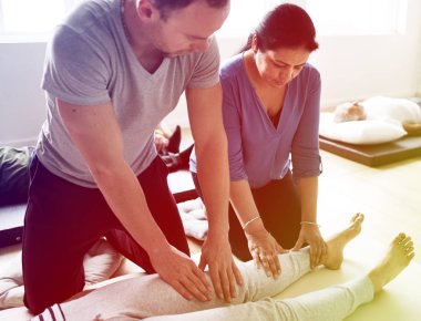 İlk yardım eğitimi ders insanlara