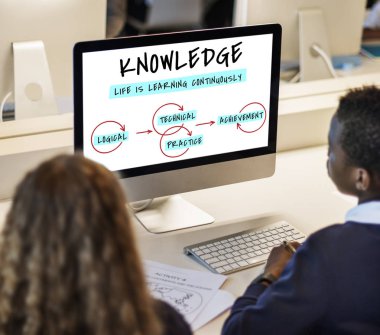 erkek ve kız monitör ekranına bakarak 