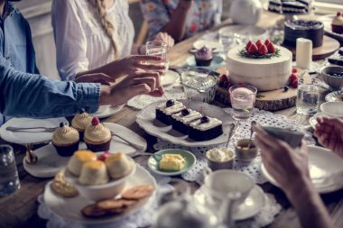 Restoranda yemek sahip insanlar