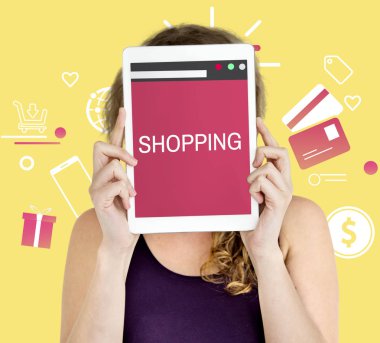 Dijital tablet kapsayan yüz tutan kadın 