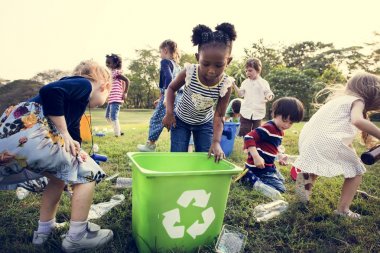 plastik şişe toplama çocuklar