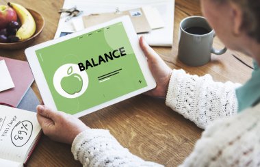 Dijital tablet tutan kadın 