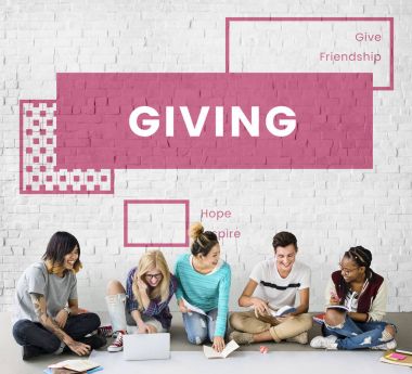 öğrenciler proje üzerinde birlikte çalışma