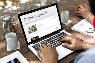 dizüstü bilgisayarda çalışan olgun adam