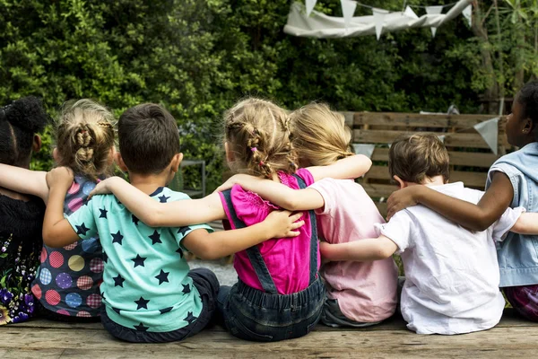 Kids sitting on the bench — Stock Photo, Image