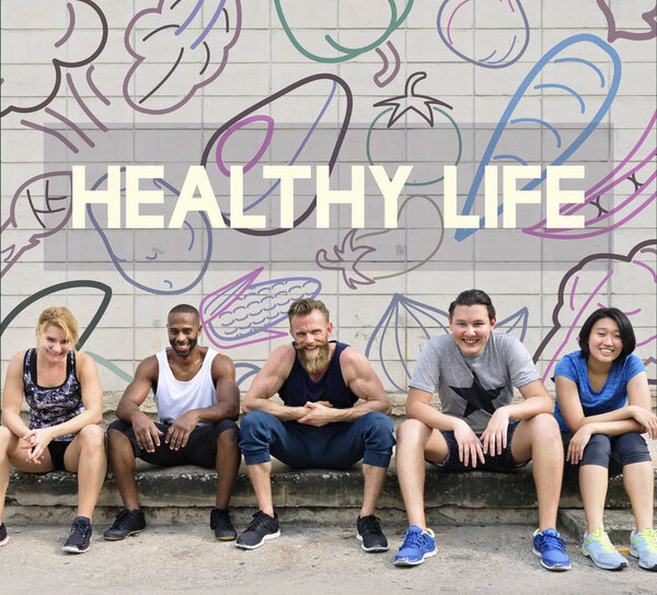 Люди в спортивной одежде отдыхают на скамейке
