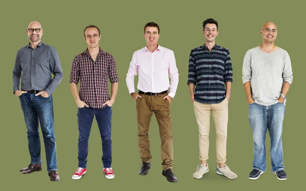 Vuxna män som stod i studion — Stockfoto