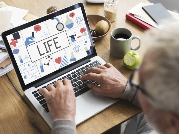 Homem sênior trabalhando no laptop — Fotografia de Stock