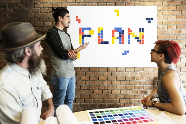 Equipo creativo discutiendo nuevo proyecto — Foto de Stock