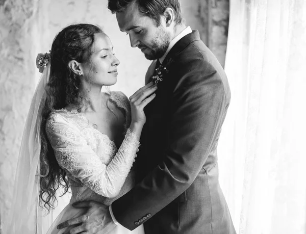 Noiva ajudando o noivo se vestindo — Fotografia de Stock