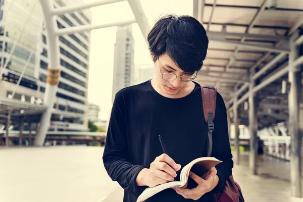 Asiático hombre holding notebook —  Fotos de Stock