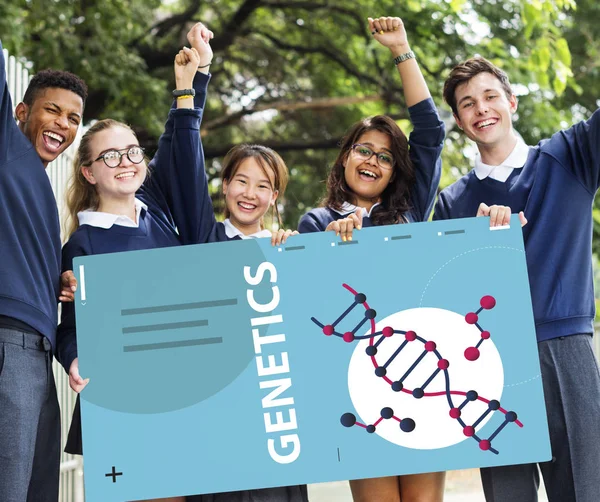 Estudantes segurando banner — Fotografia de Stock