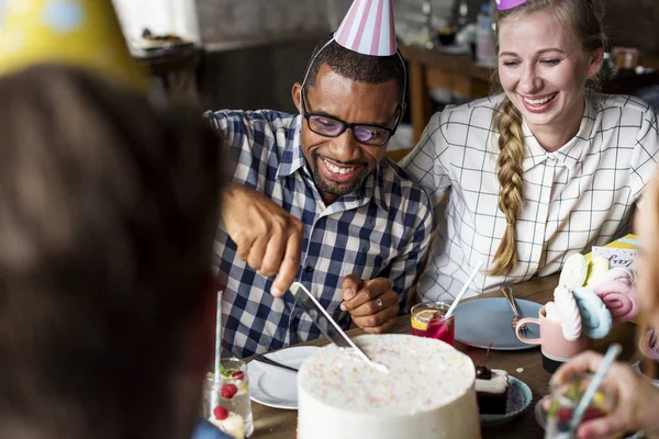 Az emberek ünnepelni a születésnapját asztalnál — Stock Fotó