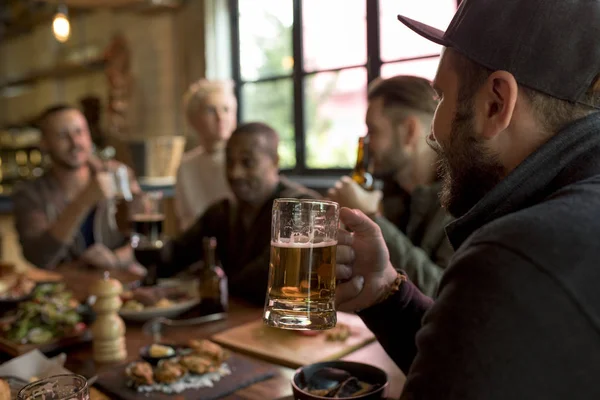 Les gens aiment la nourriture et les boissons à la fête — Photo