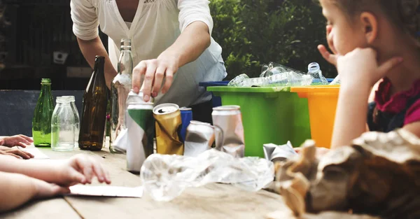 Niños aprendiendo a separar la basura —  Fotos de Stock