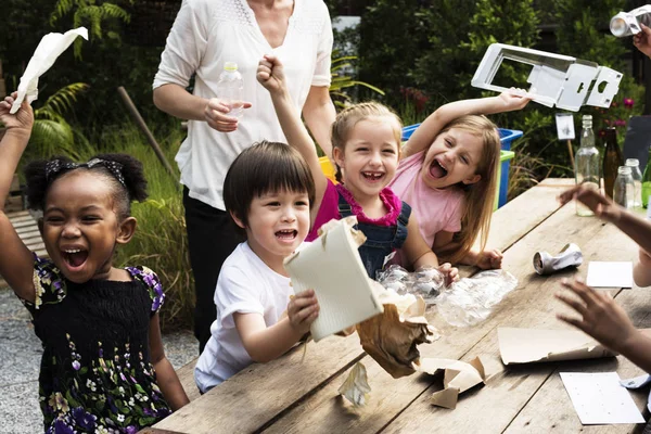 Barn att lära sig att skilja papperskorgen — Stockfoto