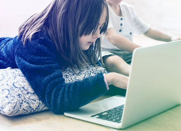 Маленька дівчинка використовує ноутбук — стокове фото