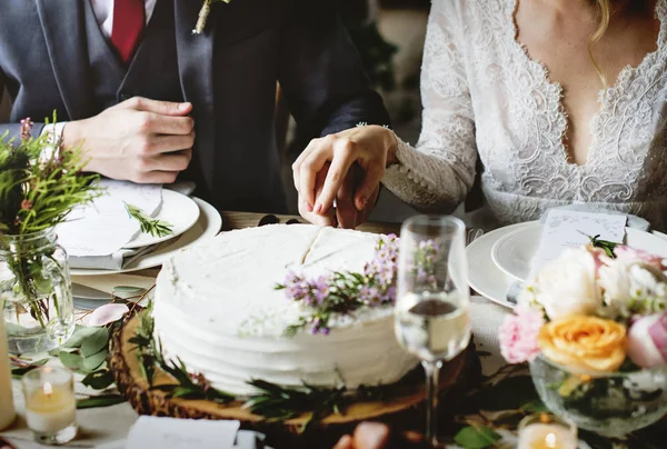 Braut und Bräutigam schneiden Kuchen — Stockfoto