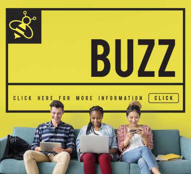 Arkadaşlar dijital cihazlar kullanarak 