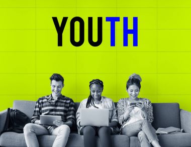 Arkadaşlar dijital cihazlar kullanarak 