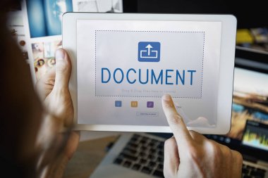 Erkek el dijital tablet üzerinde işaret 