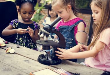 Çocuk bilim tarafından mikroskop öğrenme