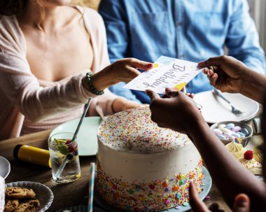 İnsanlar masada doğum günü kutlamak 