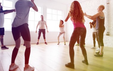 insanlar fiziksel egzersizler yapıyor 