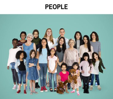 Çok ırklı insanlar gülümsüyor