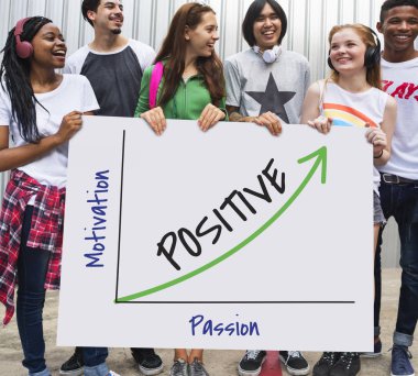 çok ırklı arkadaş afiş tutarak