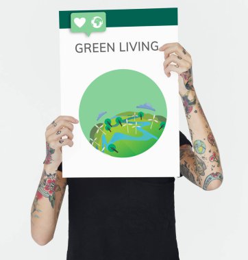 Dövmeli kişi holding afiş.  