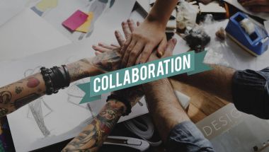 insanlar el ele tutusun kısmi görünümünü