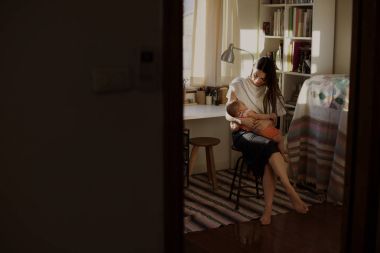 Sarılma küçük bebek anne