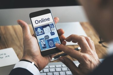 Cep telefonu kullanan iş adamı