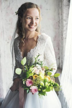 Gelin holding buket