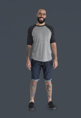 sakallı adam gülümsüyor